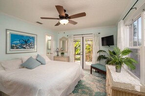 2 bedrooms, iron/ironing board, travel cot, WiFi - Dune Bungalow Steps from the beach and river (St. Augustine)