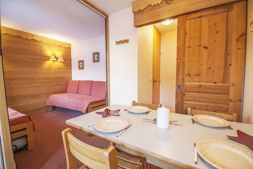 Apartment with balcony at the foot of the slopes and close proximity to shops and services
