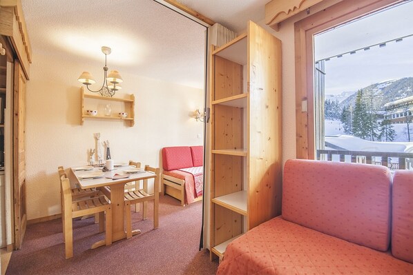 Interior - Apartment with balcony at the foot of the slopes and close proximity to shops and services (Doucy-Valmorel)