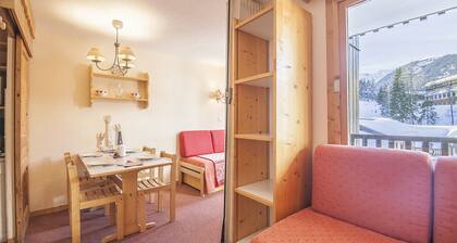 Apartment with balcony at the foot of the slopes and close proximity to shops and services