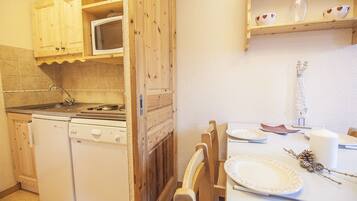 Micro-ondes, lave-vaisselle, cafetiĂšre/bouilloire