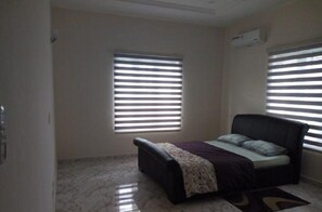 4 soverom, strykejern/-brett, wi-fi (mot et tillegg) og sengetøy