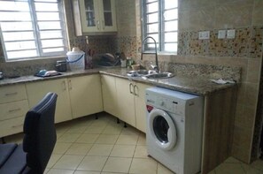 Kjøleskap, mikrobølgeovn, ovn og vannkoker