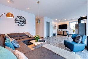 TV, peis, DVD-spiller og stereoanlegg