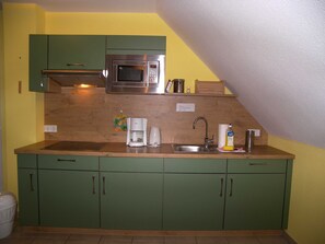 Køleskab, mikrobølgeovn, kaffe-/temaskine, elkedel