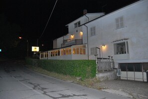 Façade de l’hébergement - soirée/nuit