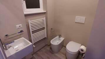 Camera doppia (Rubino) | Bagno | Doccia, asciugacapelli, pantofole, bidet