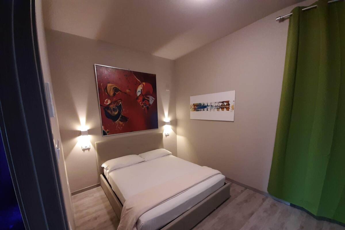 Tweepersoonskamer (Agata) | Een kluis op de kamer, individueel gedecoreerd, een bureau, gratis wifi