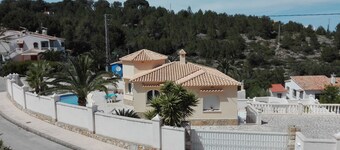 Kjærlig bygget fritidshus i DENIA med utsikt over fjellene og havet