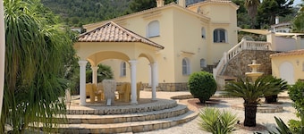 Casa Eminando de DENIA, a vacation villa in a top location with mountain and sea views