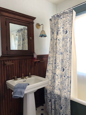 Ensemble douche/baignoire, sĂšche-cheveux, serviettes fournies, savon