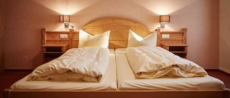 Allergikerbettwaren, Schreibtisch, laptopgeeigneter Arbeitsplatz