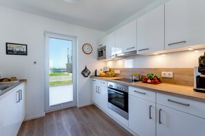 Kylskåp, mikrovågsugn, ugn och spishäll