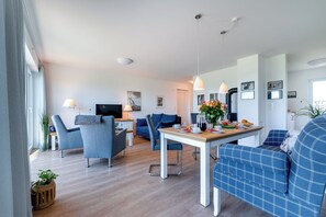 Fernseher, Kamin, DVD-Player, Stereoanlage