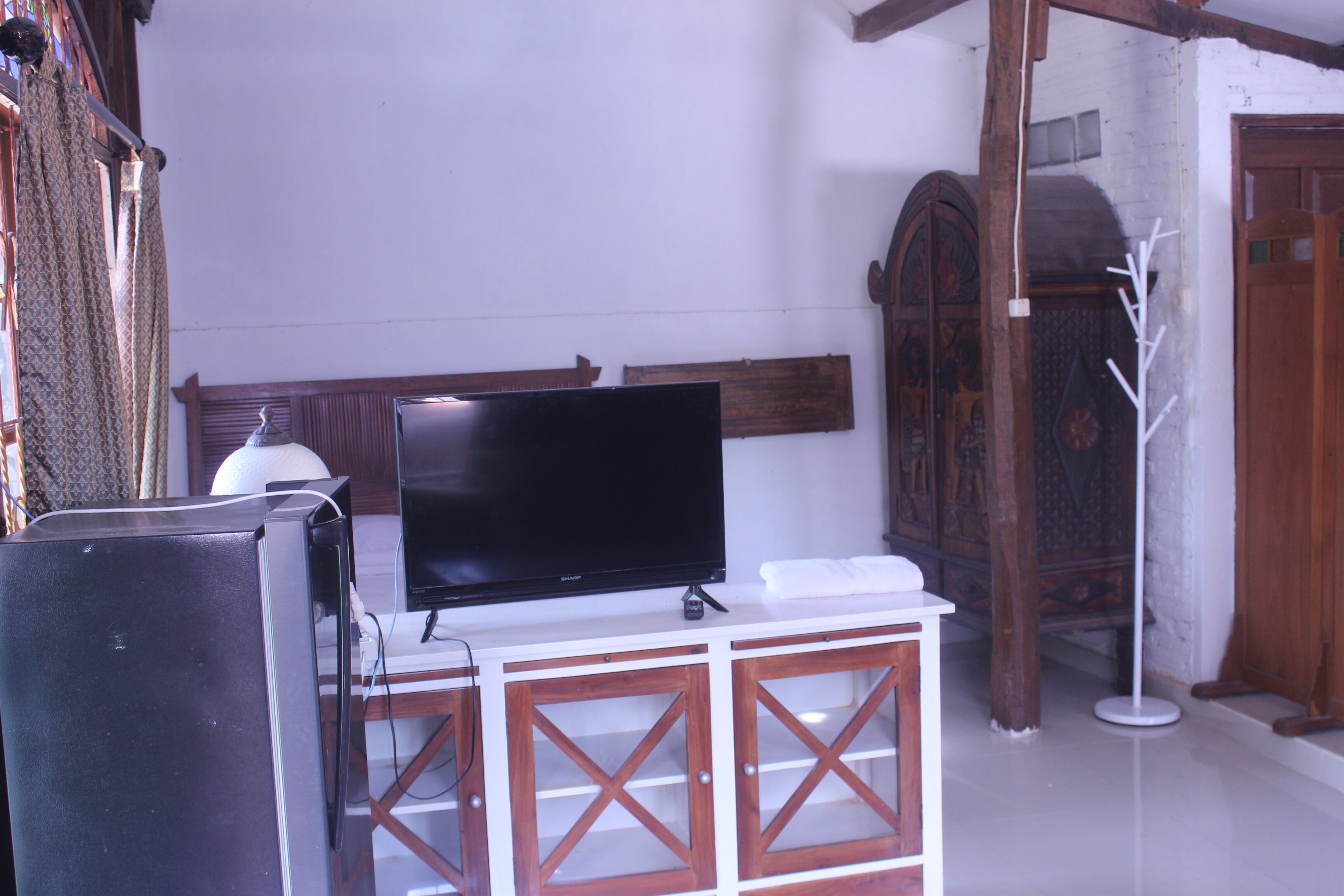 Omah Putih Small Limasan