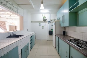 Frigorífico grande, microondas y utensilios de cocina