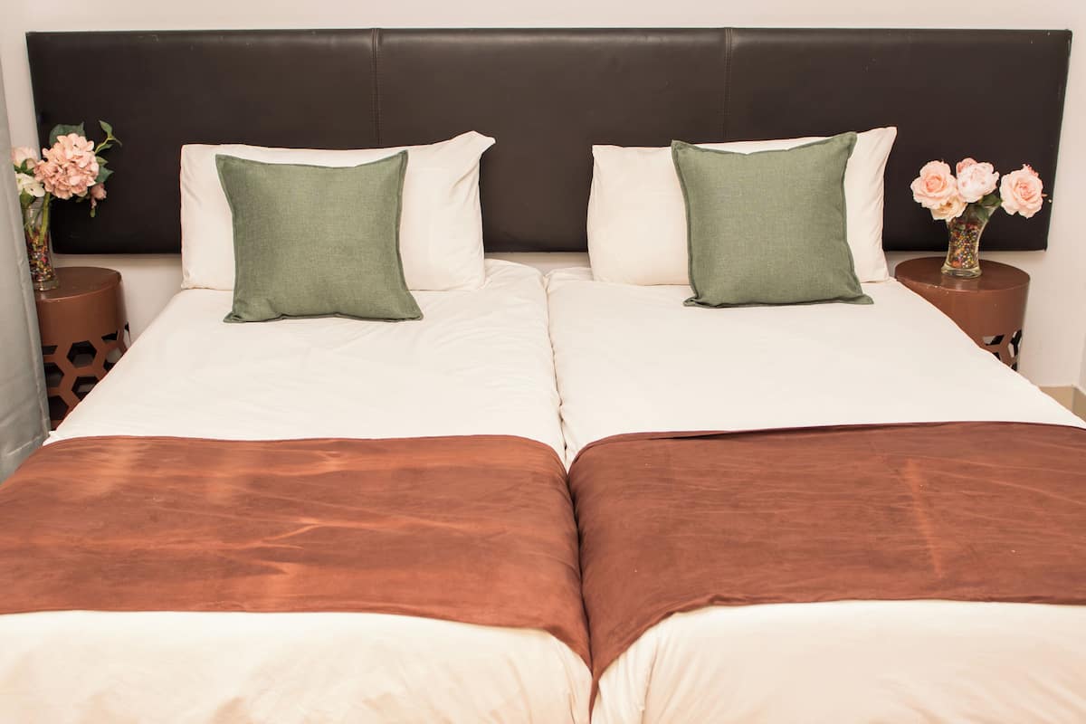Eenvoudige eenpersoonskamer, 1 queensize bed | 1 slaapkamer, een strijkplank/strijkijzer, gratis wifi, beddengoed
