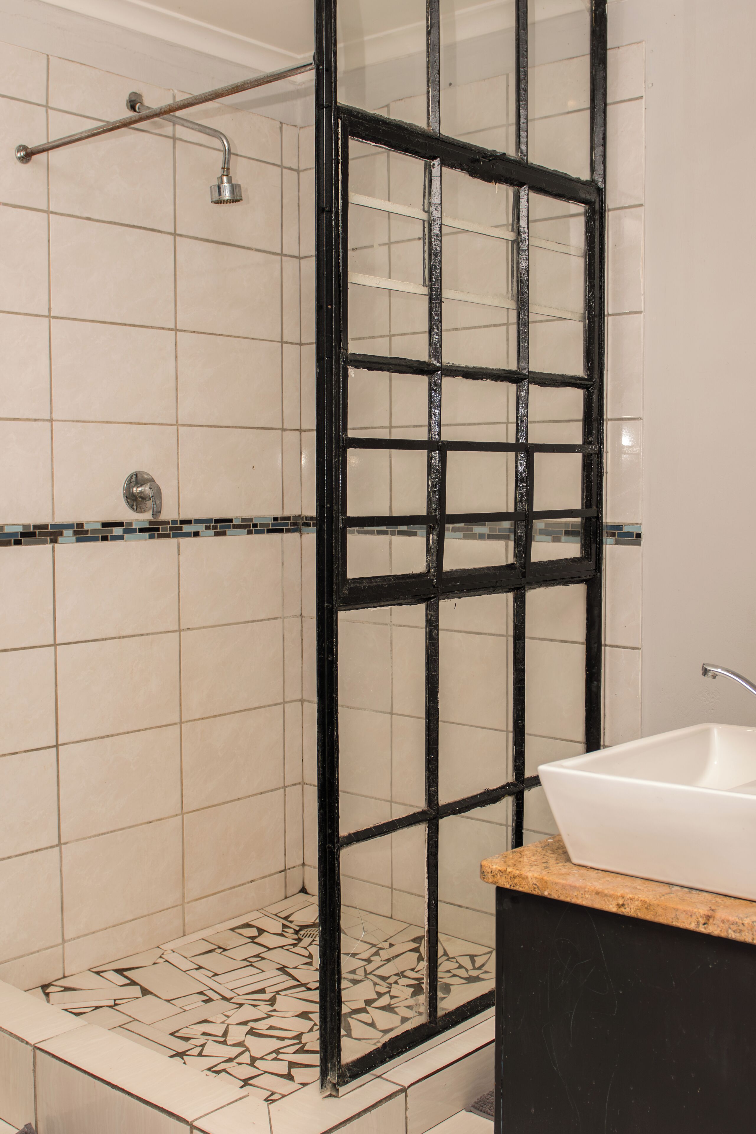 Fællessovesal til familie - flere senge - balkon - udsigt til pool | Badeværelse | Håndklæder, Toiletpapir