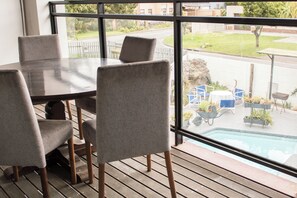 Dormitorio compartido familiar, varias camas, balcón, vistas a la piscina | Vistas al agua