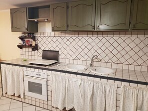 Kühlschrank, Ofen, Herdplatte, Wasserkocher mit Kaffee-/Teezubehör