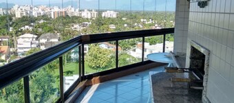 美しいフィット、砂の上に立って素晴らしい海の景色を眺めることができます。 きれいな