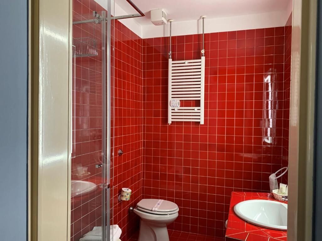 standard triple room | bathroom | free toiletries, hair dryer, bidet, towels