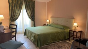 ألحفة محشوة بالريش وميني بار وخزنة داخل الغرفة ومكتب