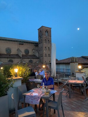 屋外ダイニングエリア