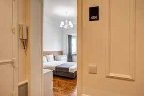 5 bedrooms, iron/ironing board, Internet, bed sheets