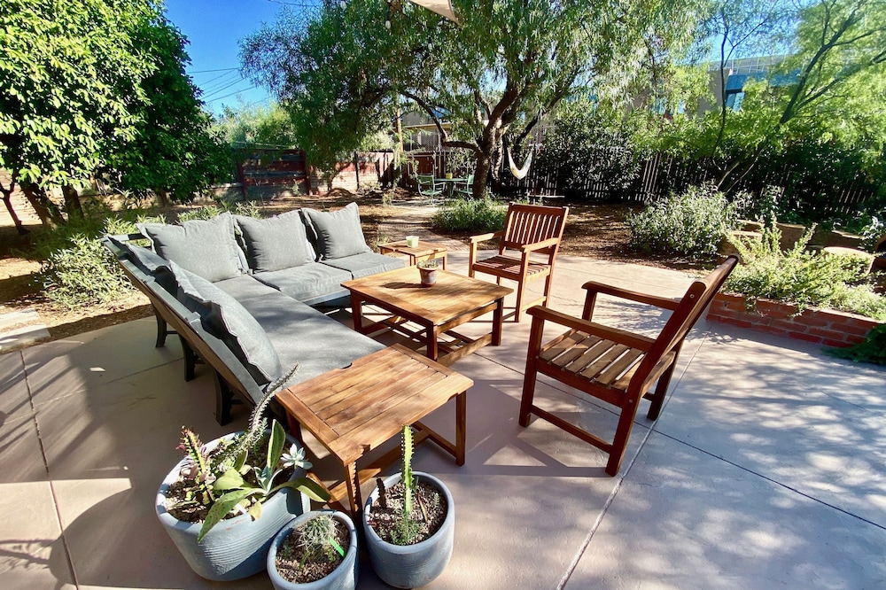 Garden House - Lovingly Restored 1950's Home