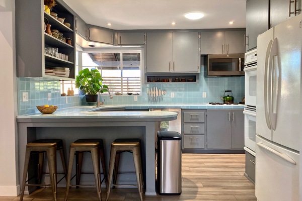 Kjøleskap, mikrobølgeovn, ovn og kokeplater