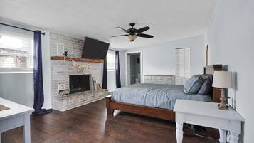 4 habitaciones, escritorio y tabla de planchar con plancha