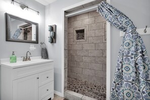 Combined shower/bathtub, hair dryer, towels, soap