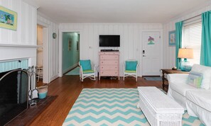 Een televisie, een open haard en een dvd-speler