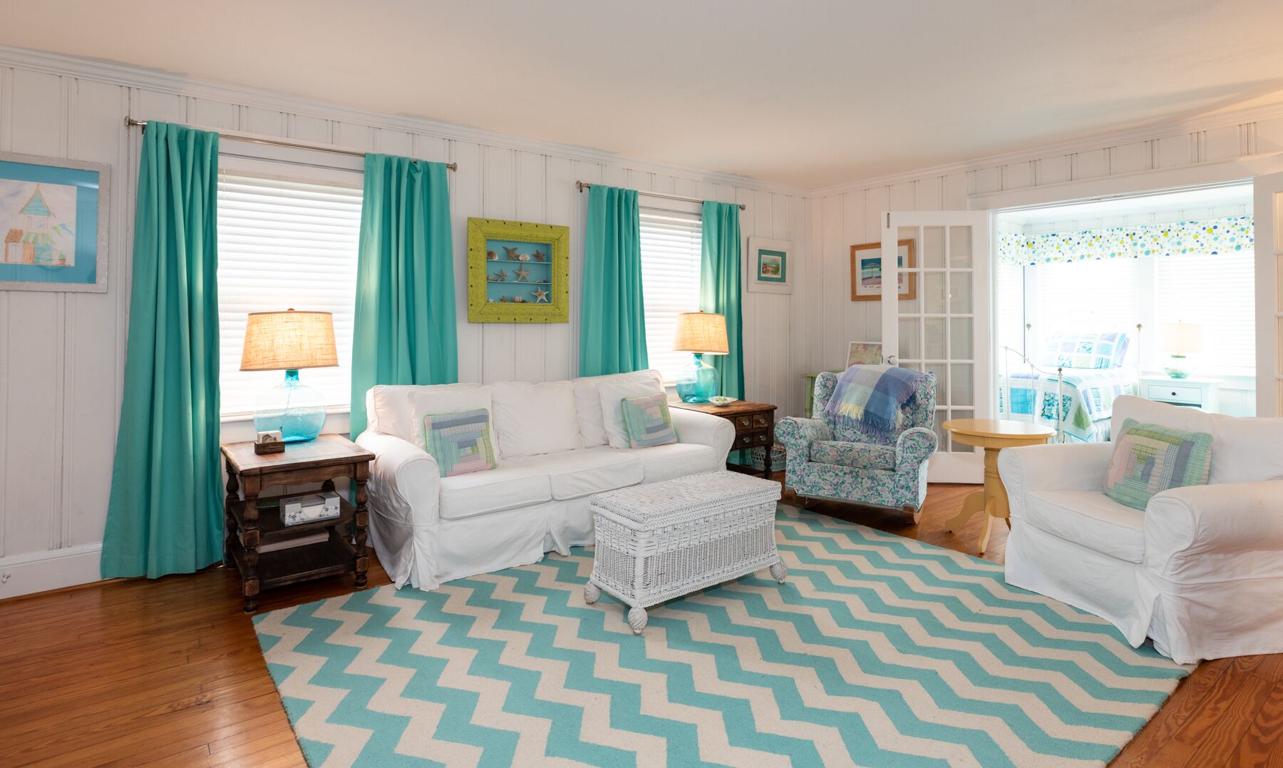 Télévision, cheminée, lecteur de DVD