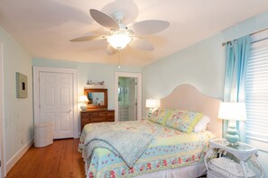 3 slaapkamers, een strijkplank/strijkijzer, gratis wifi, beddengoed