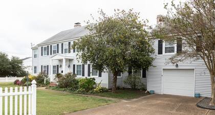 Escapada a la orilla del mar de Chloe: Adorable North End House a una cuadra de Virginia Beach Oceanfront