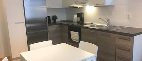 Apartamento, 1 quarto | Cozinha privada | Geladeira grande, micro-ondas, fogão, cooktop