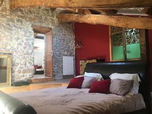 Appartement, 4 chambres | Décor unique, ameublement unique, système d’insonorisation