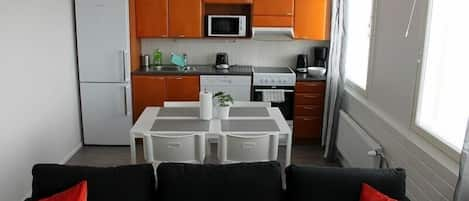 Apartamento, 1 quarto | Cozinha americana privada | Geladeira grande, micro-ondas, fogão, cooktop