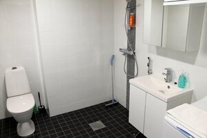 Apartment, 1 Bedroom | Bathroom | Shower, free toiletries, hair dryer, bidet