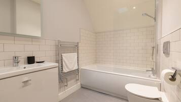 Apartment, 1 Bedroom | Bathroom | Combined shower/tub, free toiletries, hair dryer, towels