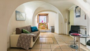 Un salon confortable avec un canapé, une table basse et un coin repas comprenant une chaise et une table.