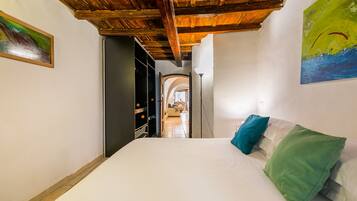 2 bedrooms, iron/ironing board, travel cot, free WiFi