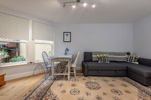 Comfort Apartment, 2 Bedrooms | Living room | Flat-screen TV - Marine Park - Perfect Elie Base (Leven)