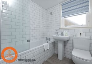 Comfort Apartment, 2 Bedrooms | Bathroom | Combined shower/bathtub, free toiletries, hair dryer, towels - Marine Park - Perfect Elie Base (Leven)