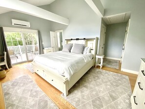 4 bedrooms, desk, iron/ironing board, travel crib