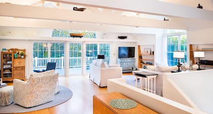Serenidad en el exclusivo enclave Oyster Pond con acceso al estanque y a la playa
