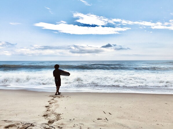 Perto da praia, espreguiçadeiras, toalhas de praia 