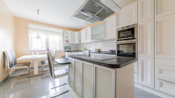 Fridge, microwave, stovetop, electric kettle